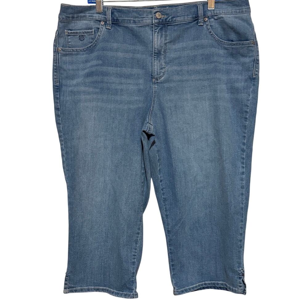 Gloria Vanderbilt All-Around Slimming Effect Amanda Light Wash Capri's Size 18W